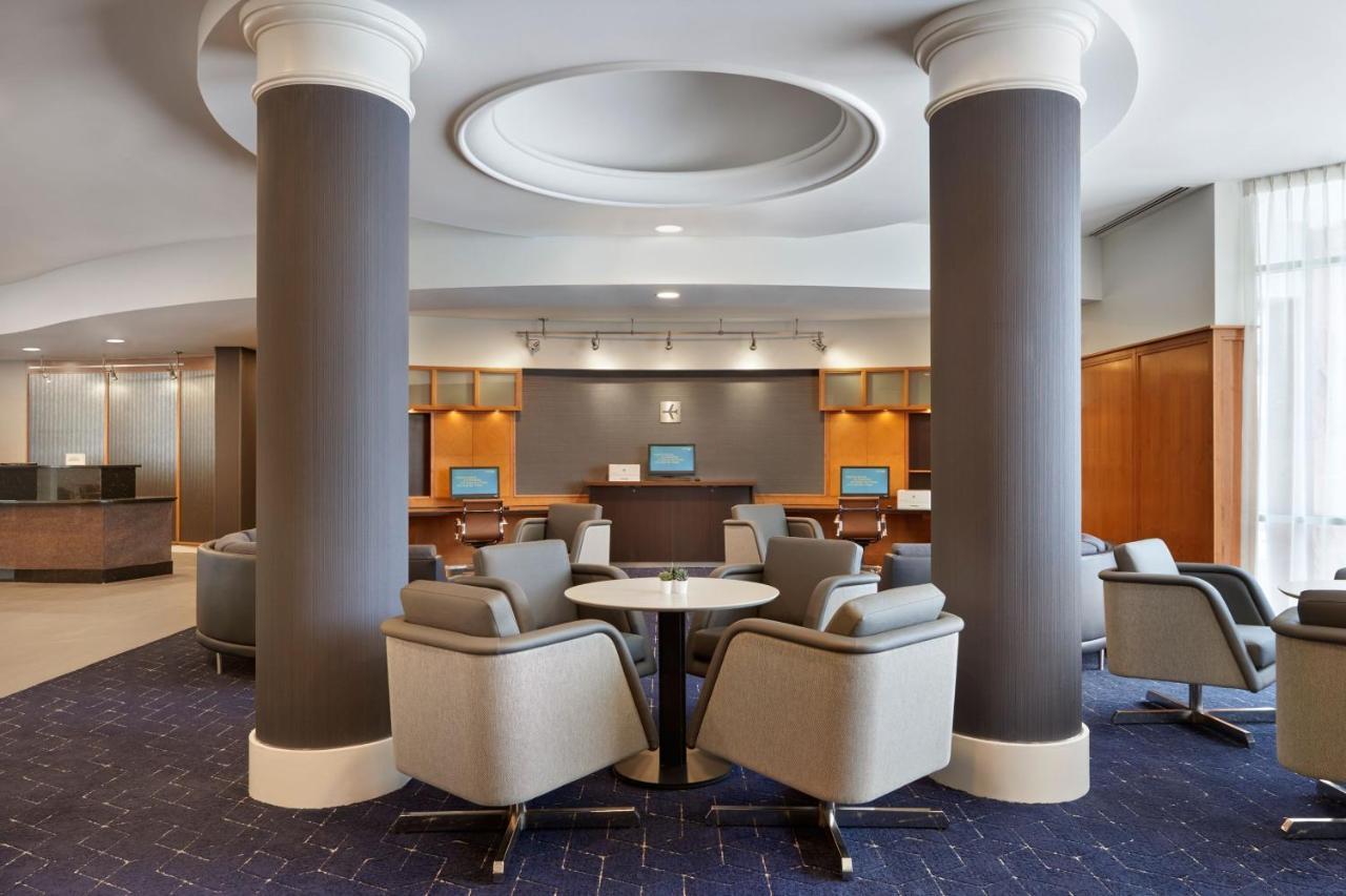 Courtyard By Marriott Toronto Hotel 3*