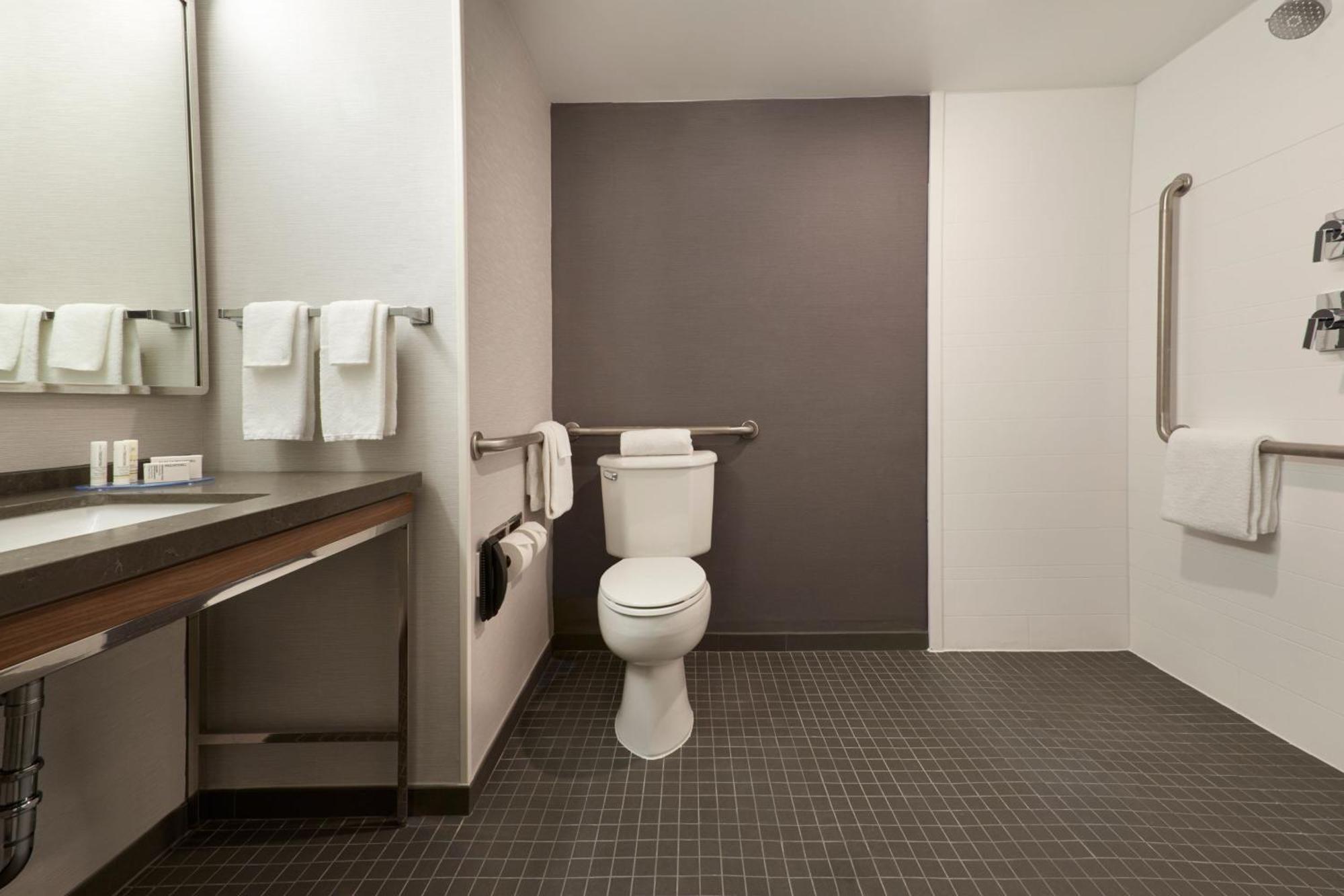 Courtyard By Marriott Toronto Hotel