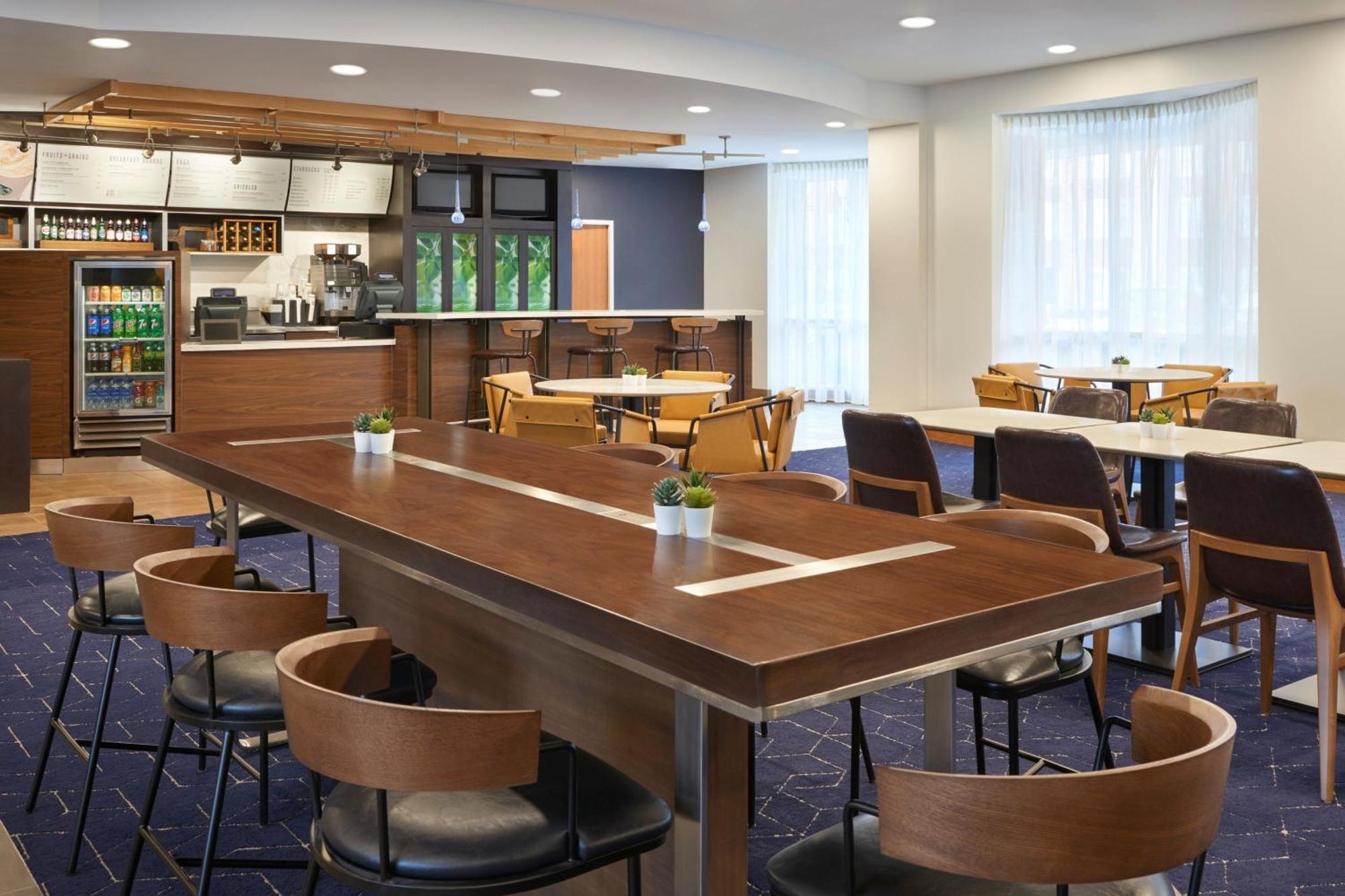 Courtyard By Marriott Toronto Hotel 3*