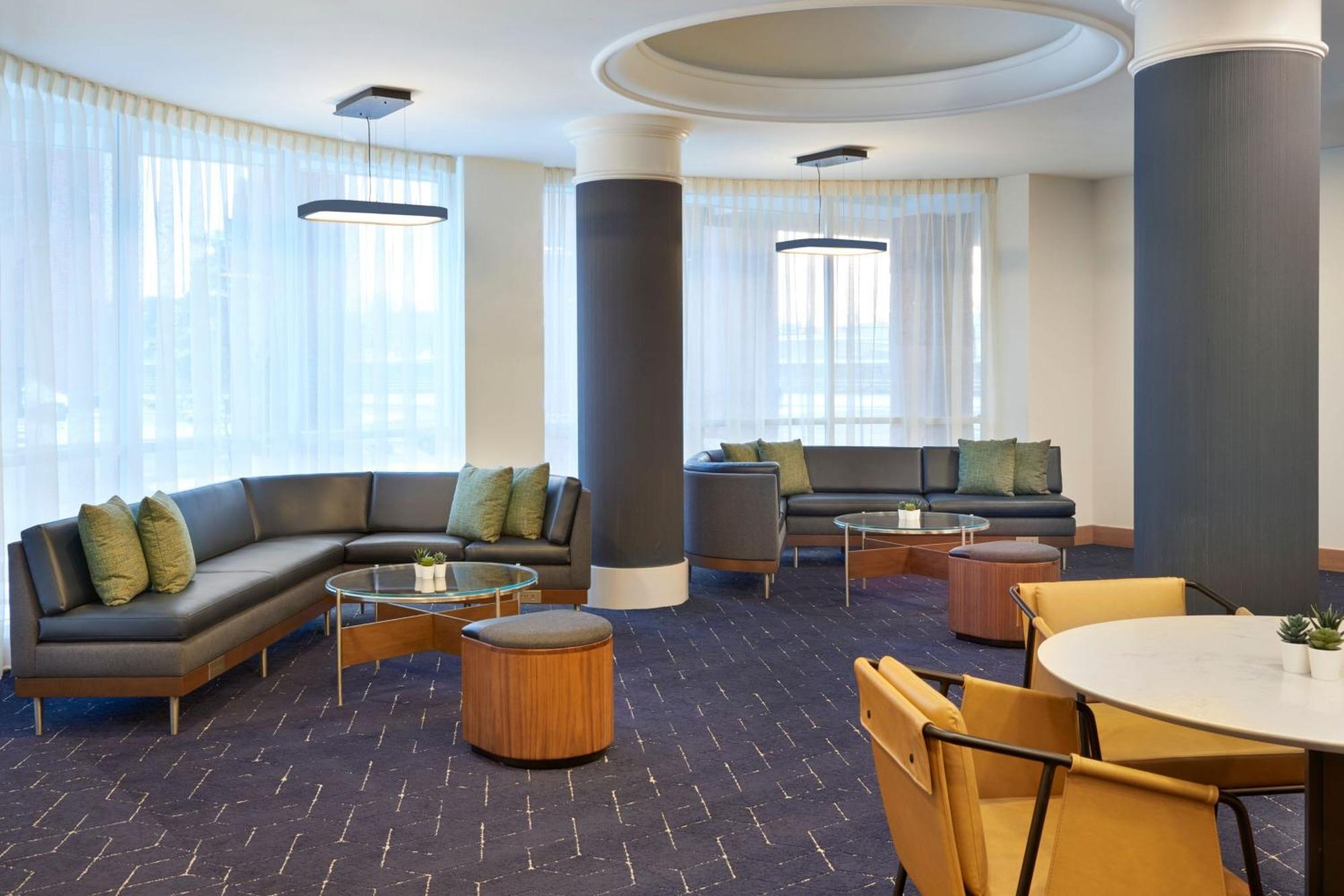 Hotel Courtyard By Marriott Toronto 3*