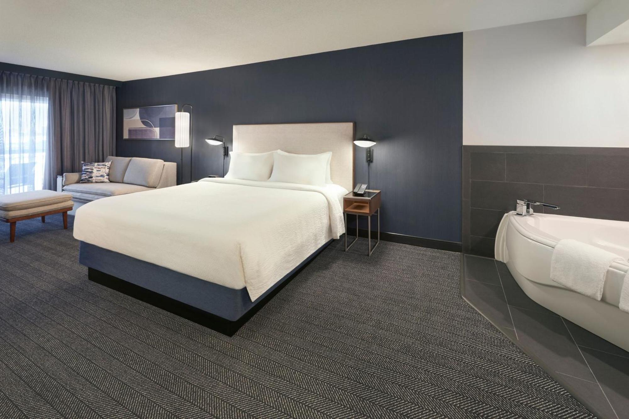 Courtyard By Marriott Toronto Hotel 3*