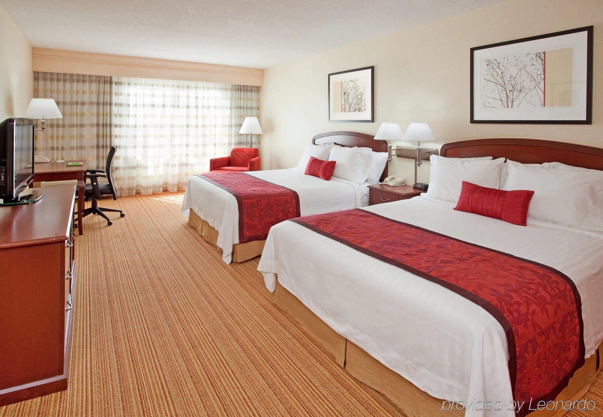 Hotel Courtyard By Marriott Toronto 3*